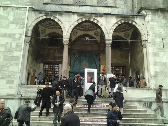 Pengunjung sehabis sholat di masjid biru