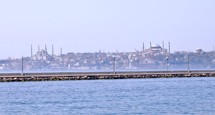 Hagia Sophia (sebelah kanan) dilihat dari selat Bosphorus