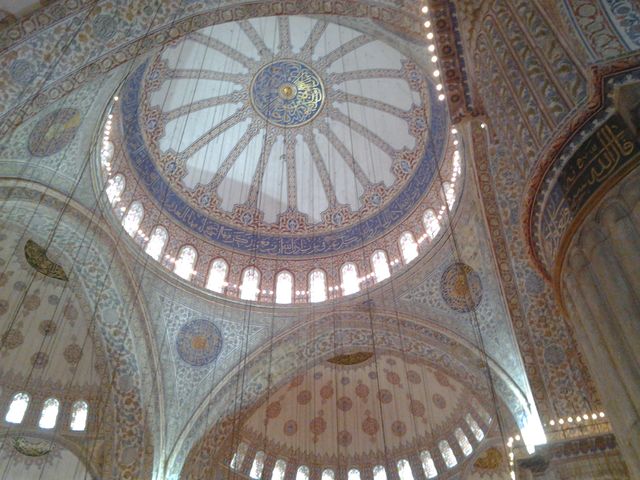 Interior kubah masjid biru
